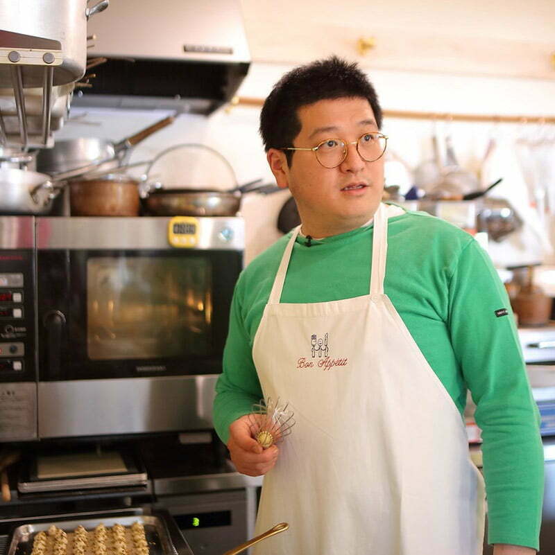 太田哲雄氏
1980年生まれ。長野県白馬村出身。料理人を志し、19歳で海外へ。「世界一予約の取れないレストラン」と言われたスペイン「エル・ブジ」や世界のベストレストラン50にも選ばれたペルー「アストリッド・イ・ガストン」などで経験を積む。現在は、軽井沢「LA CASA DI Tetsuo Ota」のオーナーシェフとして信州の食材を使った料理を提供する傍ら、ショコラティエとしても国内におけるカカオ文化普及の第一人者の存在感を放っている